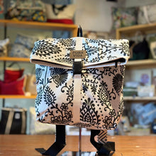 Cargar imagen en el visor de la galería, Mochila Irazú, impermeable