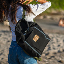 Cargar imagen en el visor de la galería, MOCHILA ARENAL, impermeable