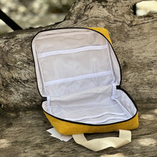 Cargar imagen en el visor de la galería, Neceser Olivia liso, impermeable