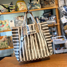 Cargar imagen en el visor de la galería, Tote Flora