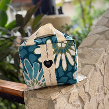 Cargar imagen en el visor de la galería, Neceser Olivia, impermeable