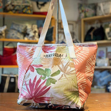 Cargar imagen en el visor de la galería, Roxy Bag, impermeable
