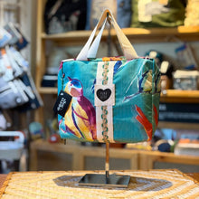 Cargar imagen en el visor de la galería, Neceser Olivia, impermeable