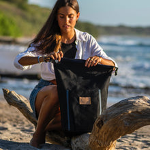 Cargar imagen en el visor de la galería, MOCHILA ARENAL, impermeable