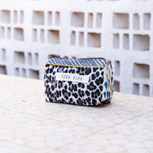 Cargar imagen en el visor de la galería, Cosmetiquera La Negra