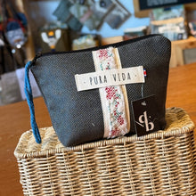 Cargar imagen en el visor de la galería, Cosmetiquera Madrid, impermeable