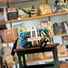 Cargar imagen en el visor de la galería, Indi, cosmetiquera impermeable