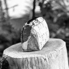 Cargar imagen en el visor de la galería, Cosmetiquera La Negra