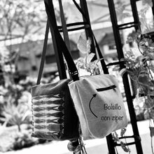 Cargar imagen en el visor de la galería, Bolso Cosmo, impermeable