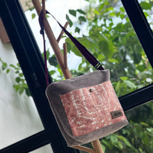 Cargar imagen en el visor de la galería, Bolso Cosmo, impermeable