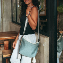 Cargar imagen en el visor de la galería, Cartera Penca, impermeable