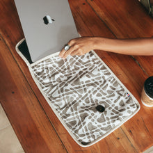 Cargar imagen en el visor de la galería, Kiwi, Funda para laptop