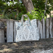 Cargar imagen en el visor de la galería, Tote Flora