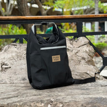 Cargar imagen en el visor de la galería, MOCHILA ARENAL, impermeable