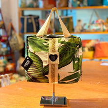 Cargar imagen en el visor de la galería, Neceser Olivia, impermeable