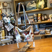 Cargar imagen en el visor de la galería, Cartera Penca estampada
