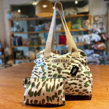 Cargar imagen en el visor de la galería, Maia, bolso impermeable
