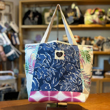 Cargar imagen en el visor de la galería, Victoria, tote impermeable
