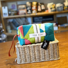 Cargar imagen en el visor de la galería, Indi, cosmetiquera impermeable
