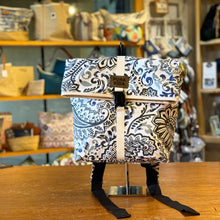 Cargar imagen en el visor de la galería, Mochila Irazú, impermeable
