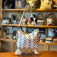 Cargar imagen en el visor de la galería, Cartera Penca estampada
