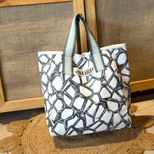 Cargar imagen en el visor de la galería, Tote Flora
