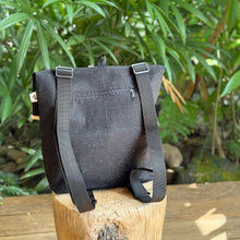 Cargar imagen en el visor de la galería, Mochila Irazú, lisa e impermeable
