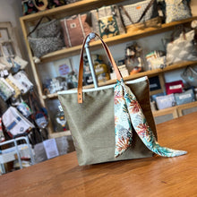 Cargar imagen en el visor de la galería, Laura, bolso en set impermeable
