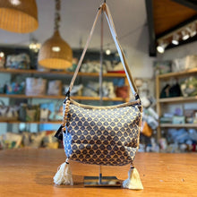 Cargar imagen en el visor de la galería, Cartera Penca estampada
