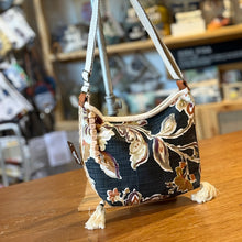 Cargar imagen en el visor de la galería, Cartera Penca estampada
