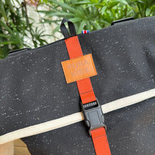 Cargar imagen en el visor de la galería, Mochila Irazú, lisa e impermeable
