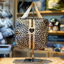 Cargar imagen en el visor de la galería, Neceser Olivia, impermeable
