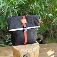 Cargar imagen en el visor de la galería, Mochila Irazú, lisa e impermeable
