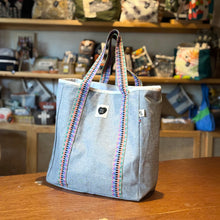 Cargar imagen en el visor de la galería, Dalia, tote impermeable
