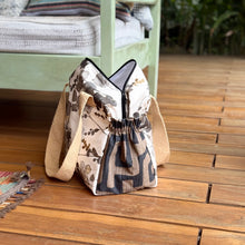 Cargar imagen en el visor de la galería, Maia, bolso impermeable
