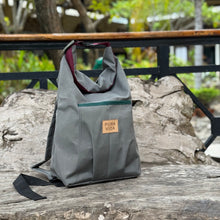 Cargar imagen en el visor de la galería, MOCHILA ARENAL, impermeable
