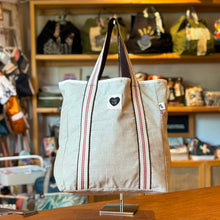 Cargar imagen en el visor de la galería, Dalia, tote impermeable
