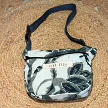 Cargar imagen en el visor de la galería, Belen, belt bag estampado
