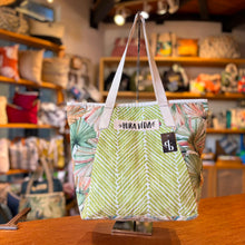 Cargar imagen en el visor de la galería, Roxy Bag, impermeable
